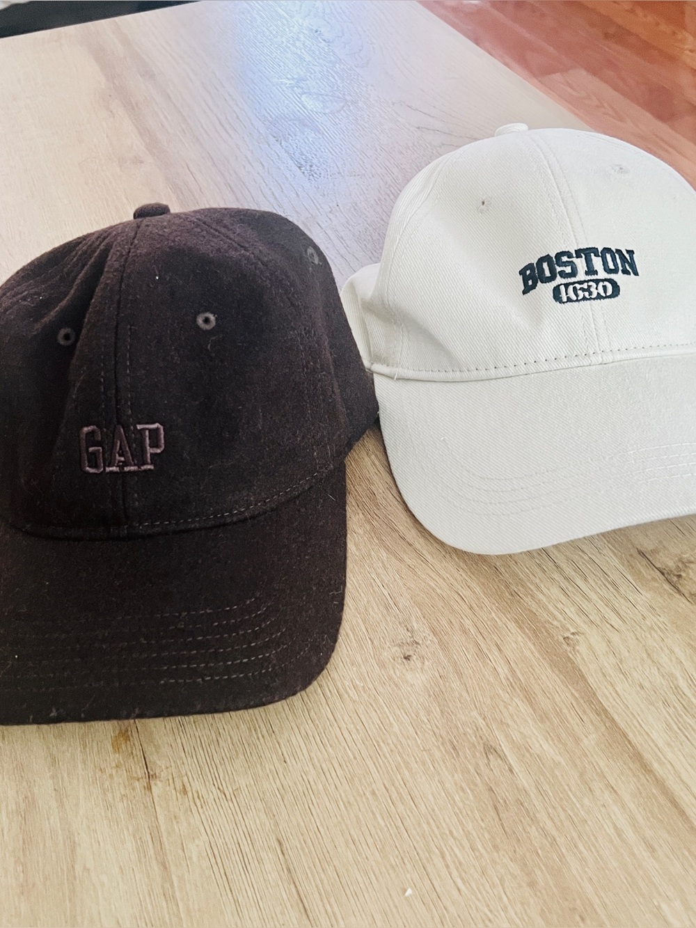 Set of 2 Baseball Caps in White and Brown